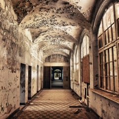 Tone Mapping in the hallway of an old sanatorium Beelitzer